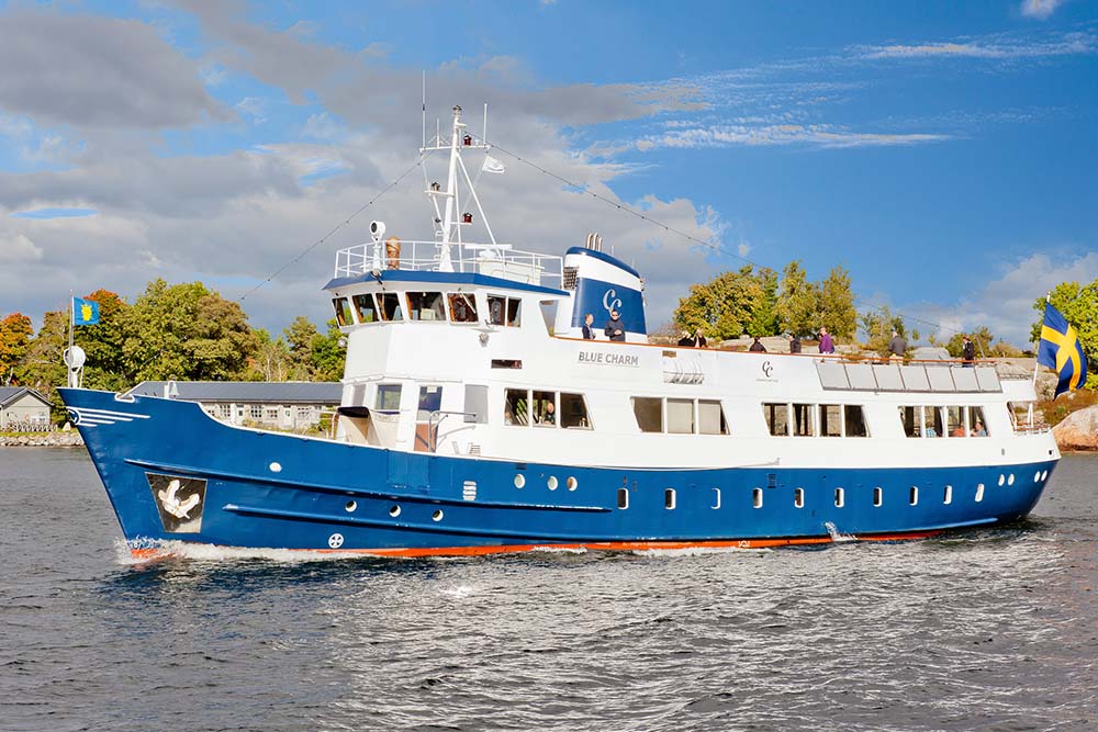 Charterbåten M/S Blue Charm i Stockholm. Copyrightinformation saknas tyvärr title=