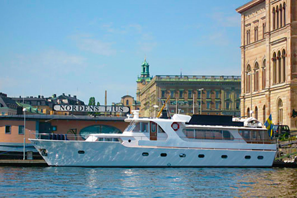 Middagskryssning i Stockholm på egen charterbåt