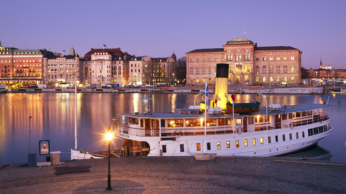 Boka middagskryssning på egen charterbåt hos Stockholm Charter Guide